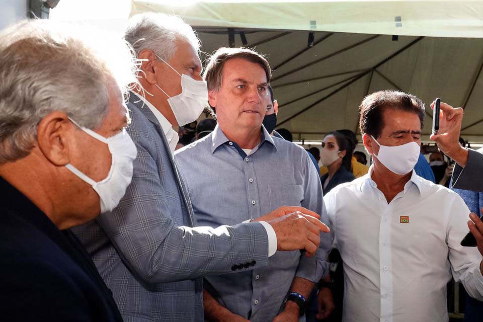 Bolsonaro inaugura hospital de campanha para covid-19 em Águas Lindas