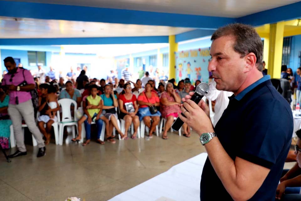 Hildon Chaves entrega 648 títulos para famílias do bairro Rosalina de Carvalho