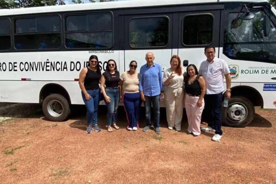 Prefeitura de Rolim de Moura entrega ônibus para o Centro de Convivência do Idoso