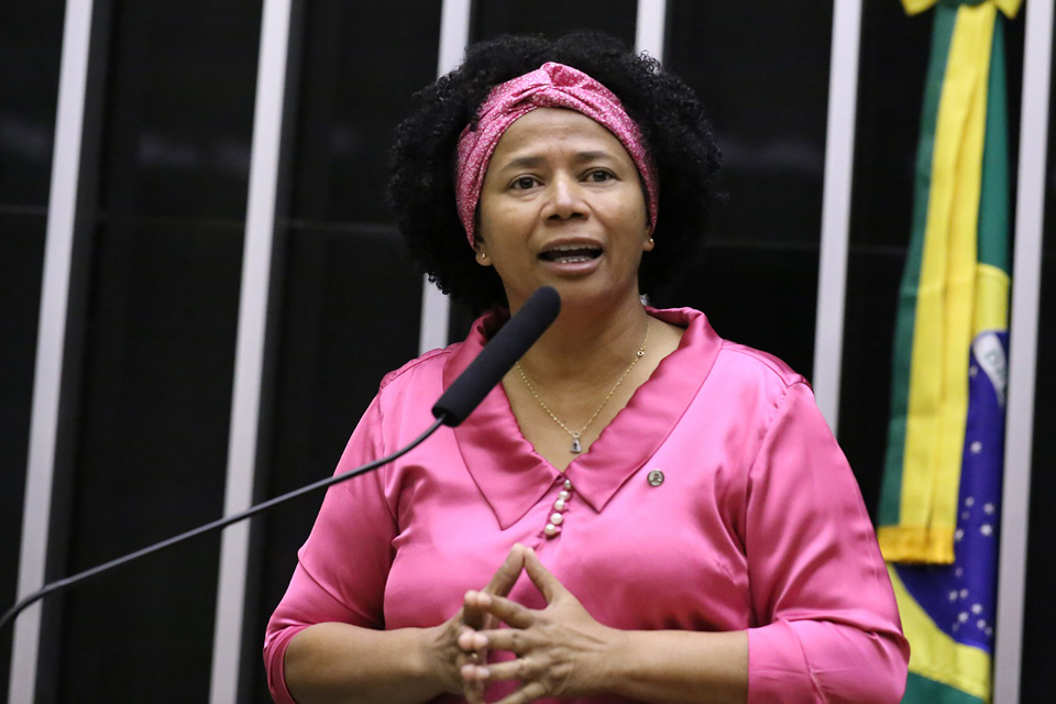 Deputada Sílvia Cristina reforça que a prevenção contra o câncer de mama deve ser o ano todo