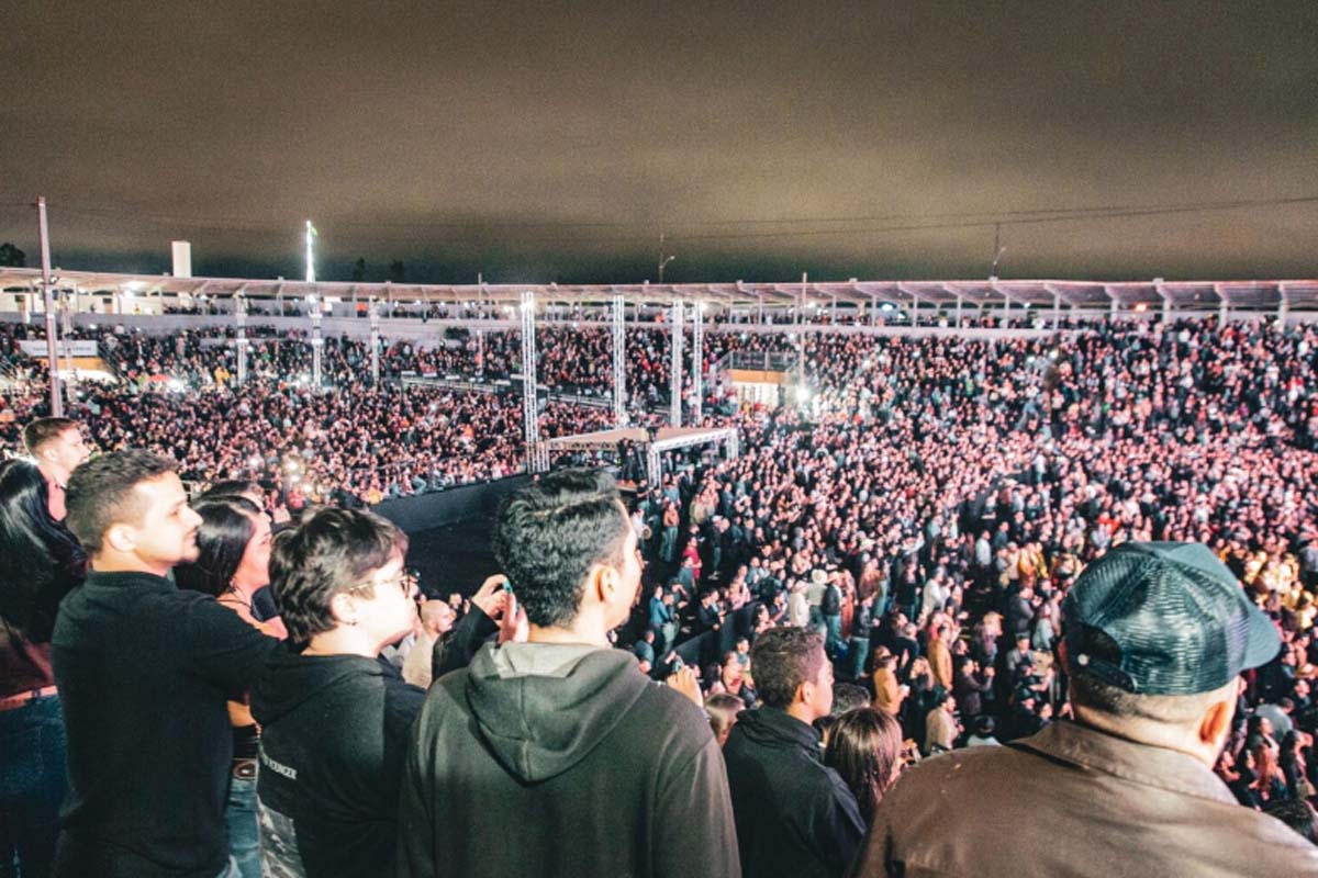 Com portões abertos, ExpoVilhena 2026 oferece ao público na primeira noite, feira de negócios rodeio e show de Simone Mendes