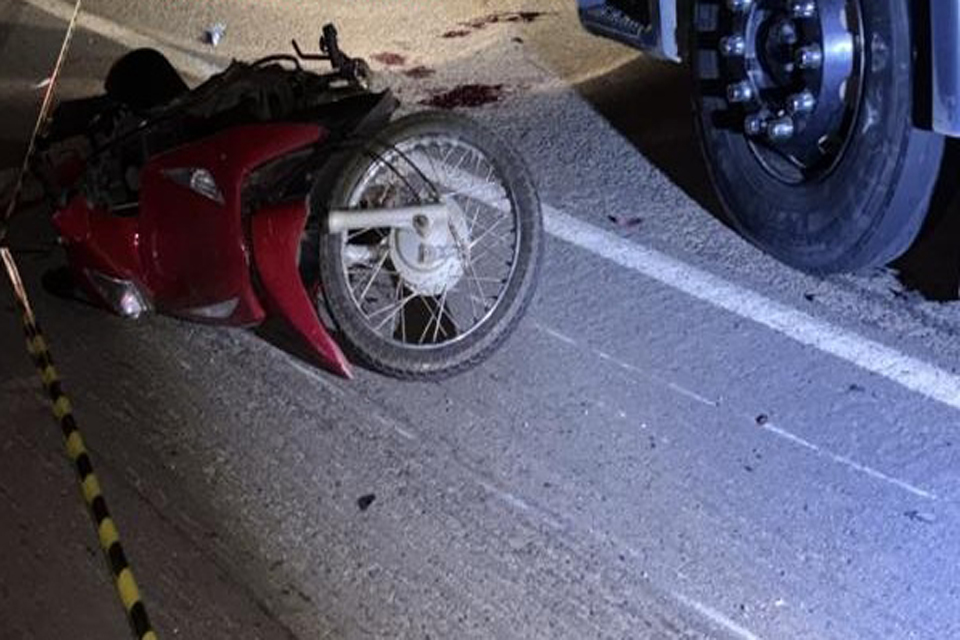 Acidente entre caminhão de leite e motocicleta deixa vítima fatal na BR-429