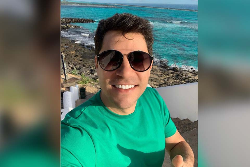 Evaristo Costa muda o visual e surpreende fãs