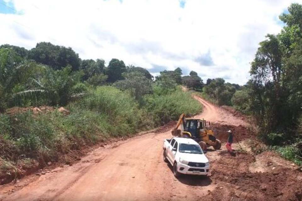 Alunos da Escola Santos Dumont, na Linha 7, enfrentam drama diário com estradas intransitáveis e ônibus atolados
