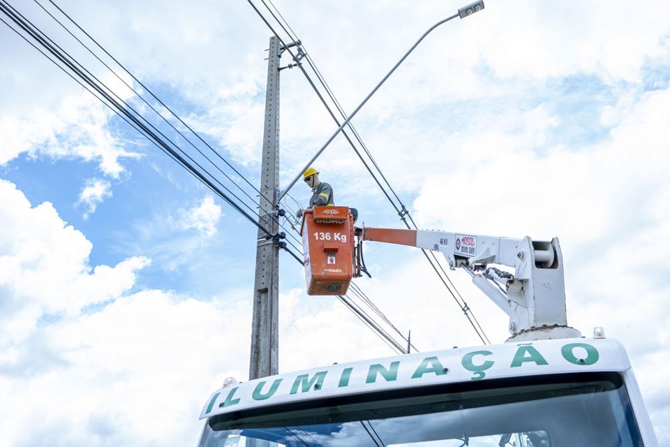 Bairros de Porto Velho recebem melhorias com luminárias de LED