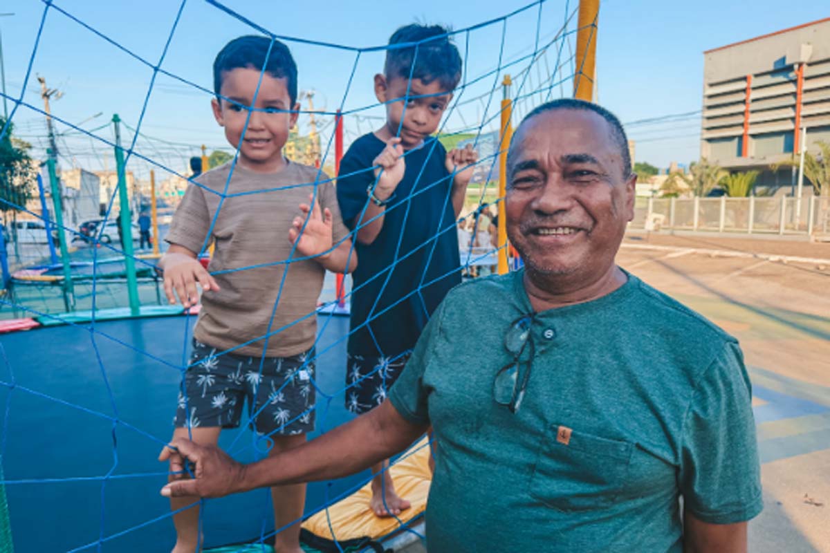 De pai para filho, gerações se encontram na Rua de Lazer
