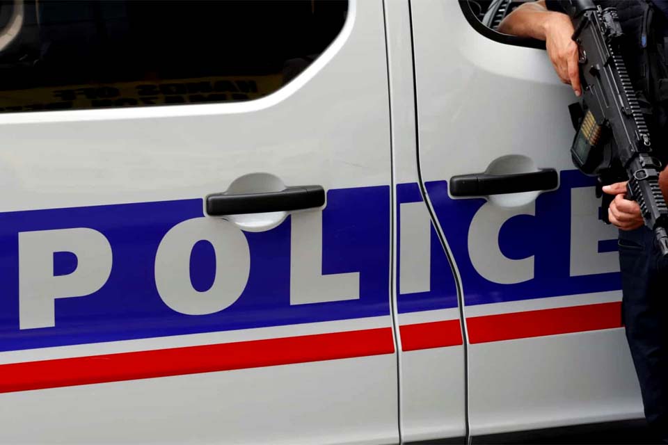Homem abatido pela polícia após esfaquear várias pessoas perto de Paris