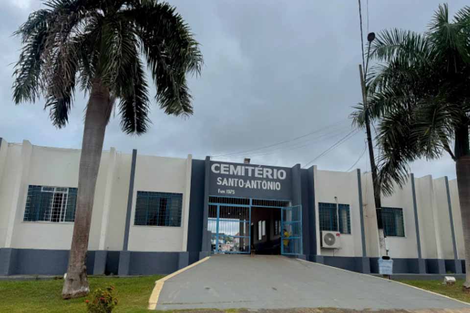 Equipes reforçam limpeza no Cemitério Santo Antônio nesta segunda-feira