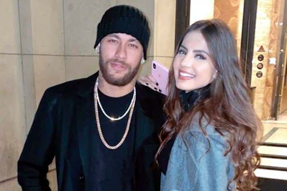 'Ficante' de Neymar passa aniversário com ele em Paris