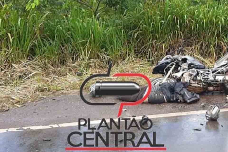 Médico Veterinário morre após colidir a motocicleta em carreta na BR 364
