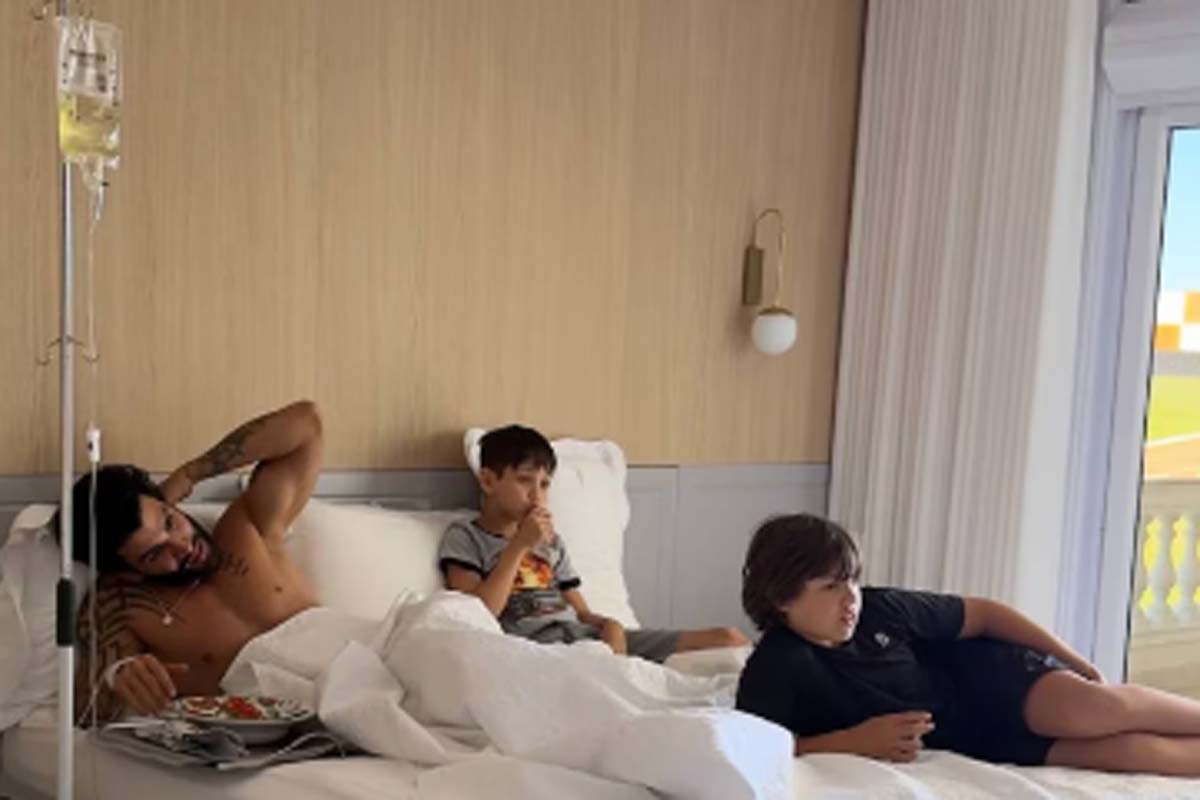 Gusttavo Lima aparece na cama com remédio na veia após polêmica por cancelar show