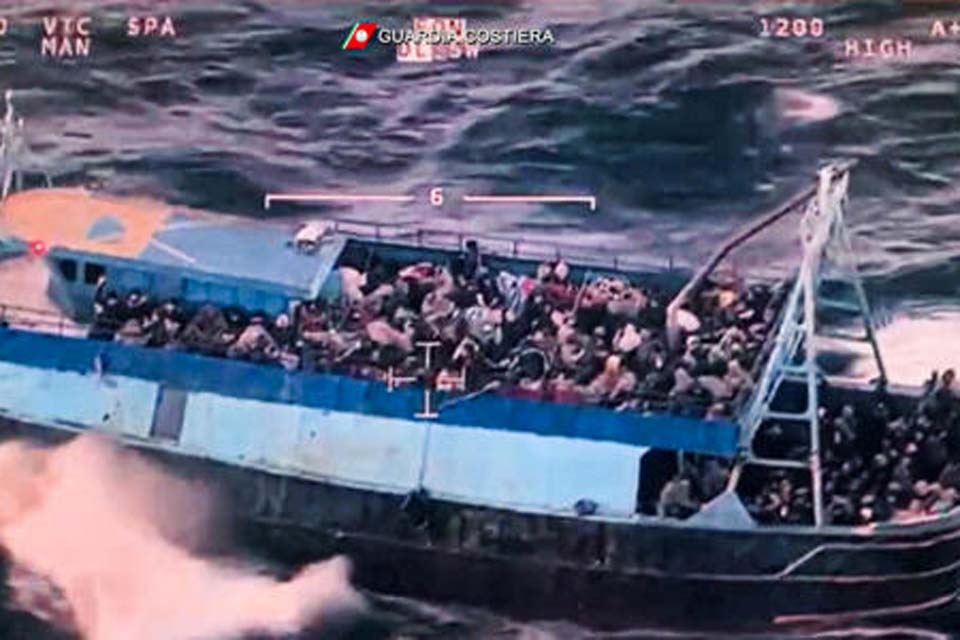 Barcos superlotados de migrantes são resgatados na Itália duas semanas após naufrágio que matou mais de 70