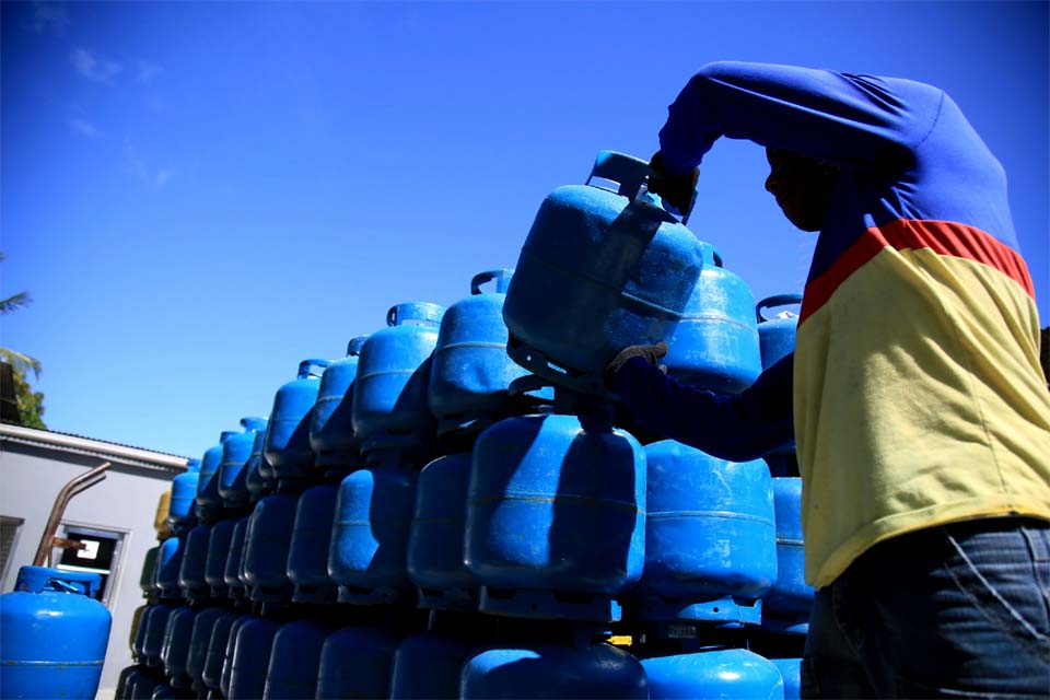 Publicado decreto que regulamenta o Auxílio Gás