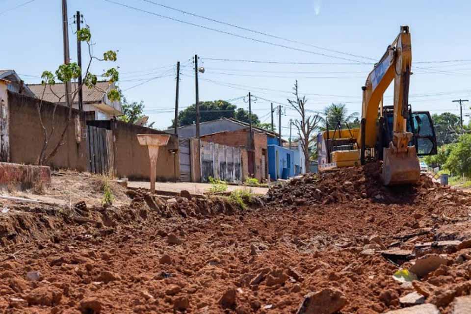 Prefeitura de Jaru realiza serviço para resolver acúmulo de água em trecho da rua Santos Dumont