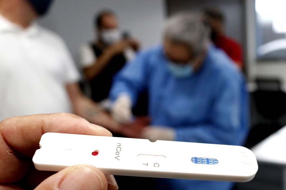 Ministro da Educação afirma que está com covid-19