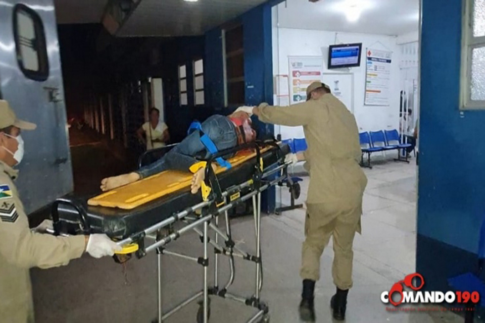  Adolescente de 15 anos é atacado com vários tiros por dupla em moto