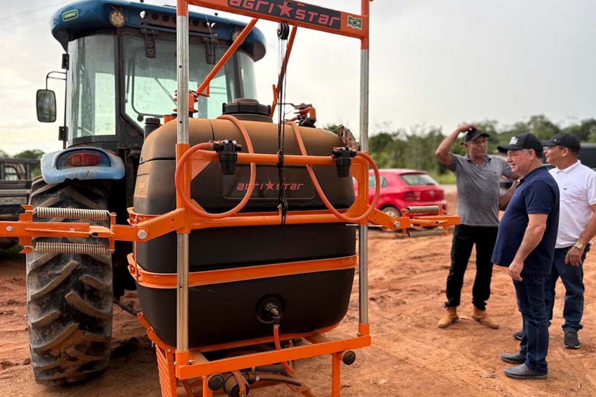 Deputado Pedro Fernandes garante cabine de trator e pulverizador agrícola para associação de produtores rurais de Santa Luzia do Oeste