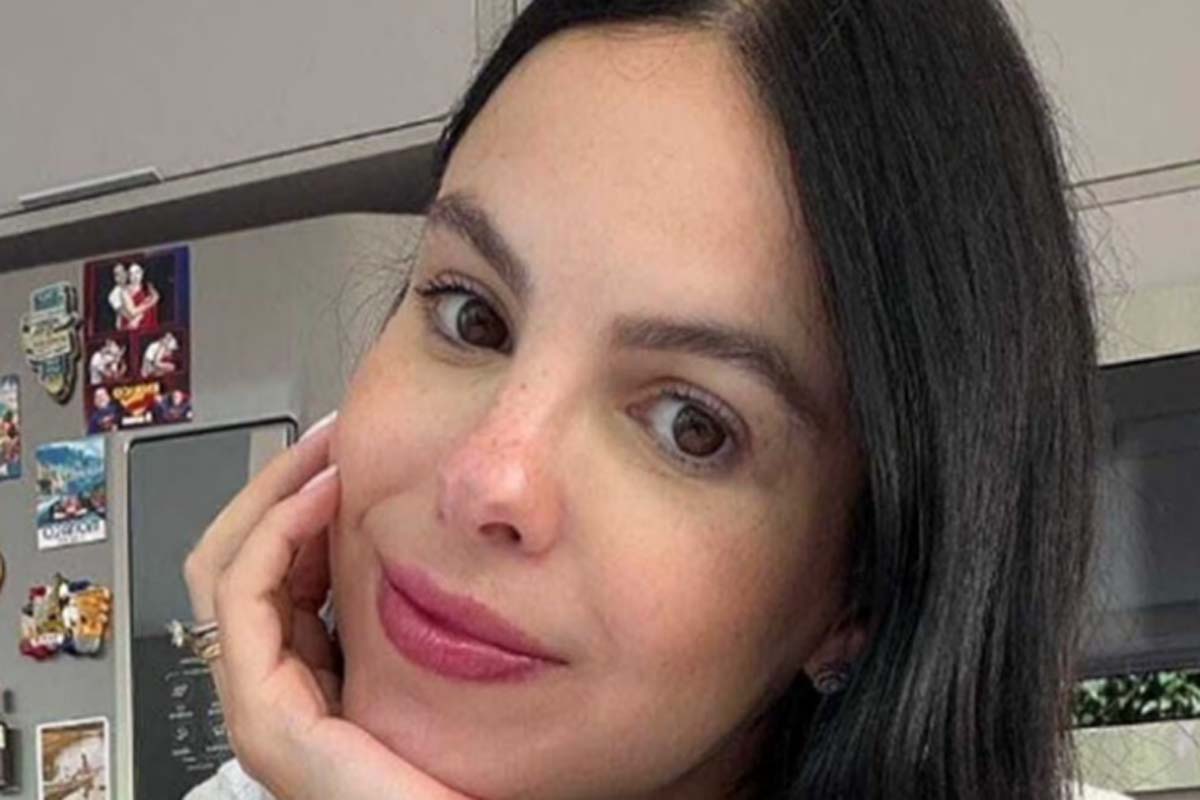 Sthefany Brito celebra 39 anos com bolo simples junto aos filhos e marido