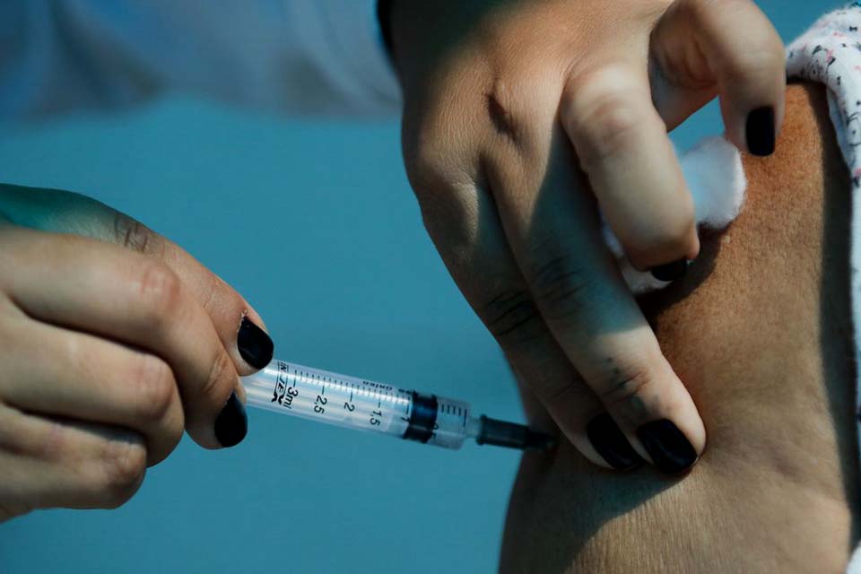 Estados e municípios criam páginas com dados diários da vacinação
