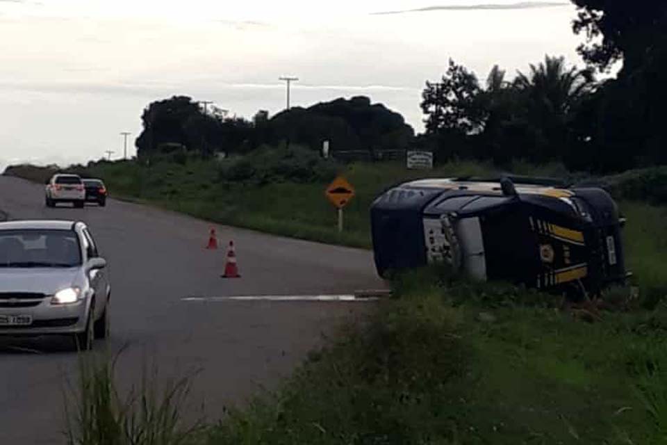 Viatura da Polícia Rodoviária Federal capota na rotatória do Anel Viário 