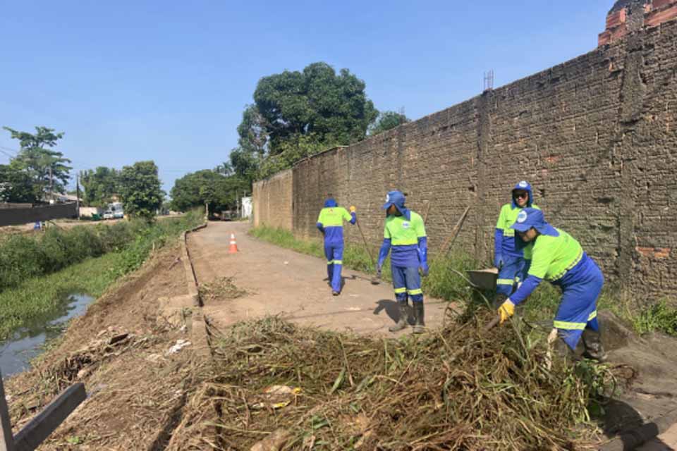 Prefeitura de Porto Velho intensifica limpeza de canal no bairro Lagoinha para melhorar drenagem