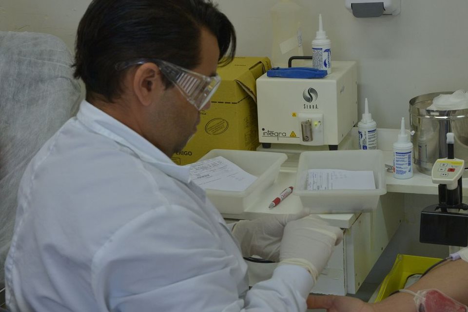 Anvisa alerta sobre riscos do uso da auto-hemoterapia contra covid-19