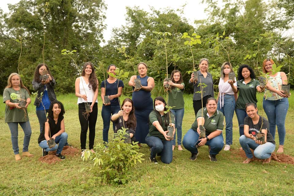 Servidoras da Semeia plantam mais de 40 mudas de ipê amarelo no Parque Ecológico