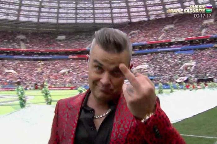 Robbie Williams mostra dedo do meio durante abertura da Copa