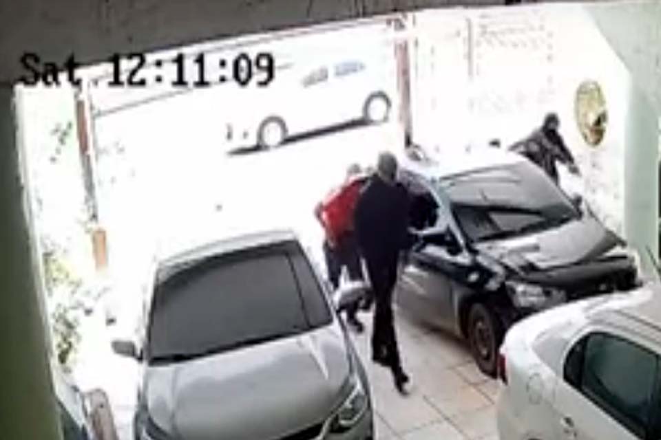 Bandidos encapuzados fazem clientes reféns durante assalto em salão de beleza