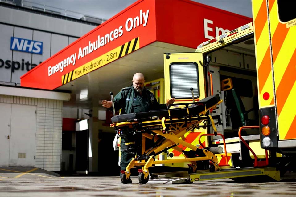 Reino Unido contabiliza mais 708 mortos e já soma 4.313 óbitos