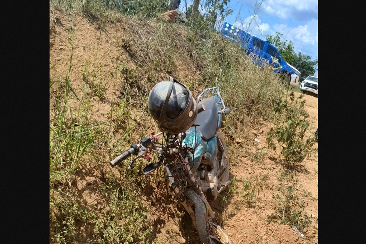 Colisão entre moto e carro deixa duas pessoas feridas na Linha 601
