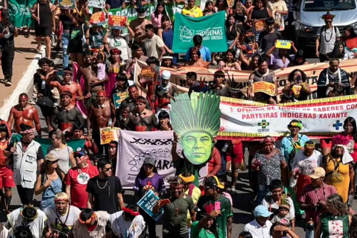 Indígenas de todo o Brasil ocupam a Esplanada dos Ministérios