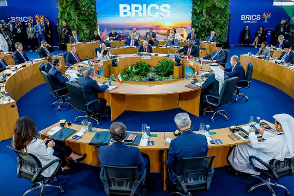 Brics pede renegociação de dívidas de países pobres dentro do G20