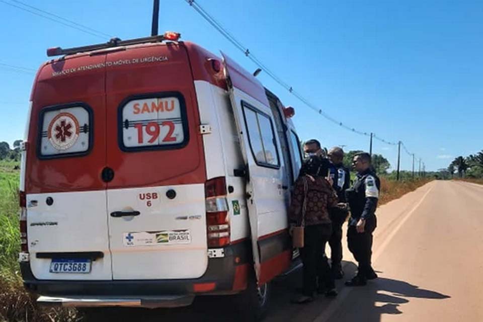 Mulher fica ferida após carro capotar na Estrada da Penal