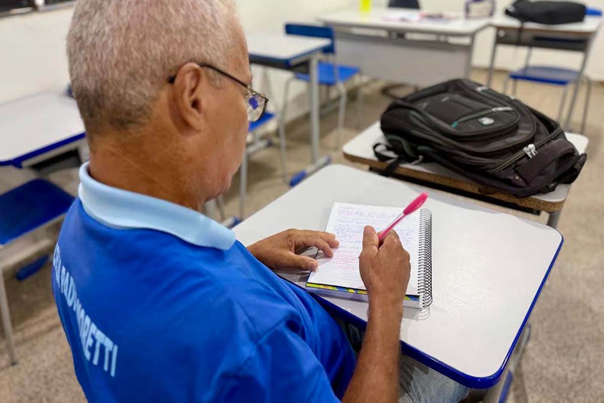 Escola Barão do Solimões oferece 105 vagas para ensino médio na modalidade EJA