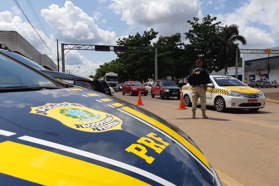 Na primeira operação do ano, PRF prende foragidos e vistoria quase 400 veículos na Capital