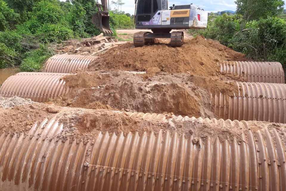 Prefeitura de Jaru realiza substituição de mais uma ponte de madeira por tubos armcos na Linha 634