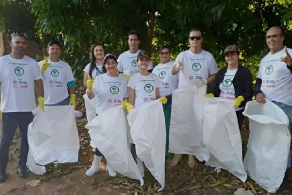 Voluntários realizam limpeza comunitária do igarapé Pirarara