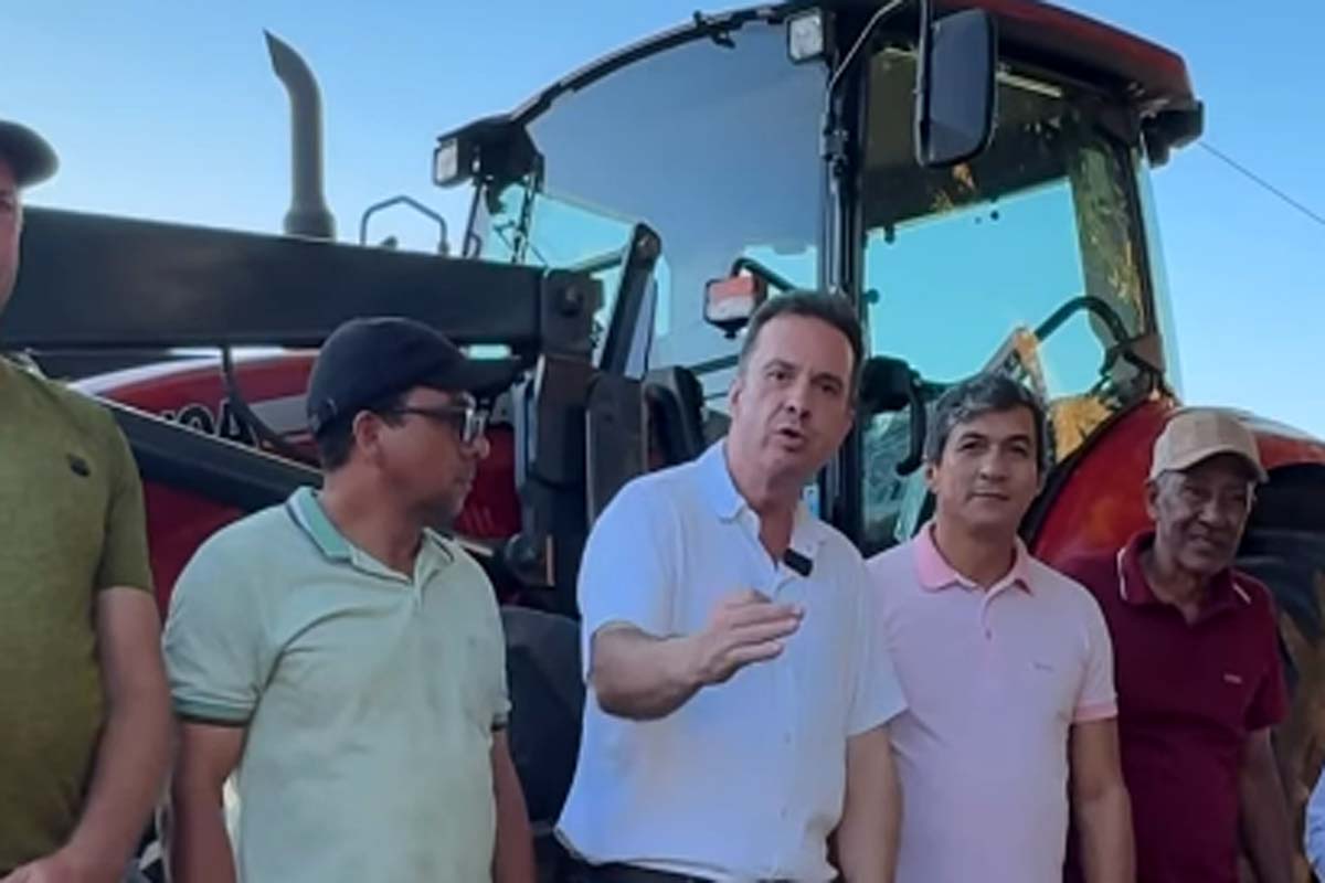 Deputado Dr. Luis do Hospital entrega trator de R$ 475 mil para associação rural em Jaru
