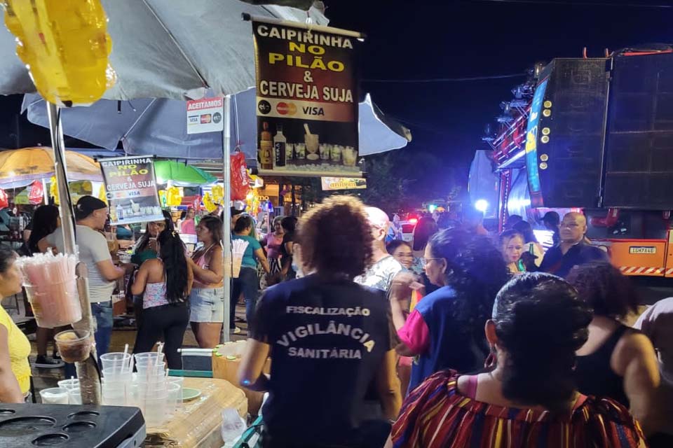 Foliões devem ficar atentos à qualidade dos alimentos e bebidas vendidos nos eventos carnavalescos