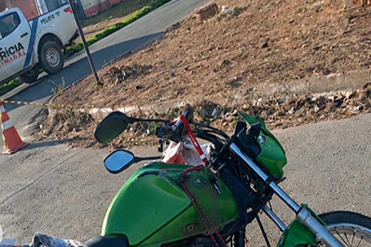 Mototaxista morre após colisão entre motocicleta e picape em Cacoal