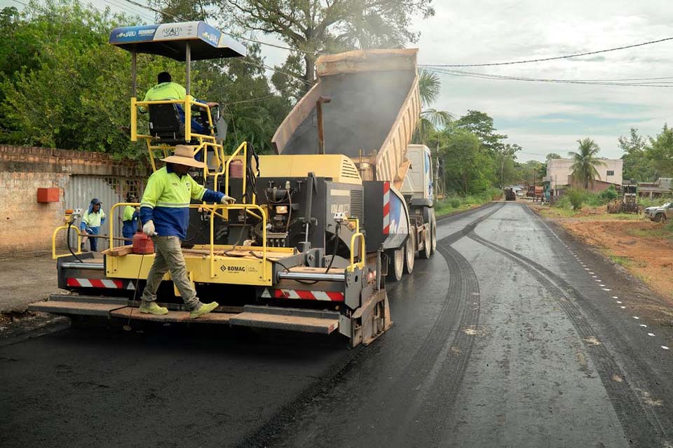 Prefeitura de Jaru finaliza asfaltamento da rua Minas Gerais, entre Rio Grande do Norte e Princesa Isabel, no Setor 05