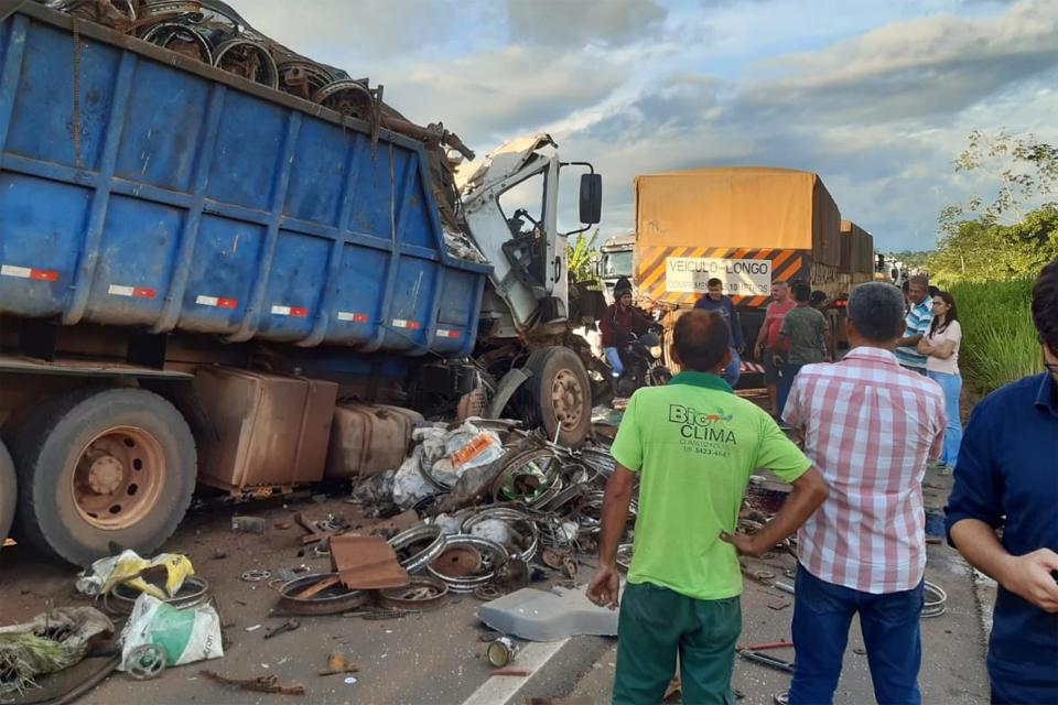 Acidente causa engavetamento envolvendo duas carretas e um caminhão