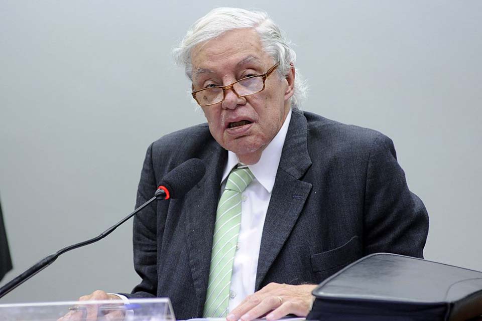 Ex-presidente do BNDES Carlos Lessa morre no Rio