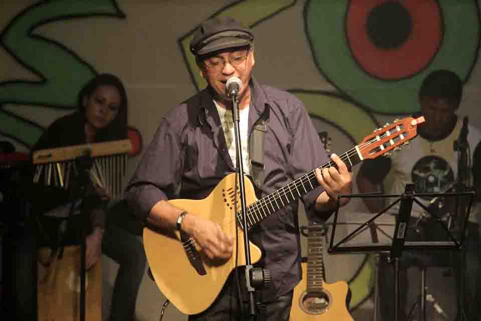 Bado é contemplado com o 