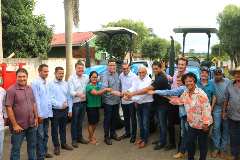 Maquinários são entregues para fomentar o setor produtivo 