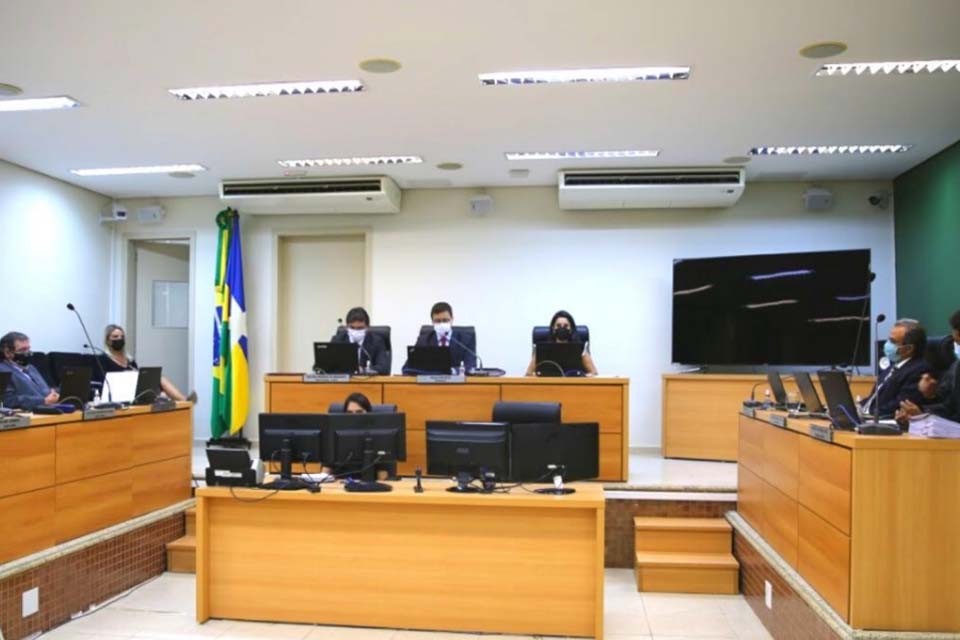 TCE-RO e MPC-RO empossam novos dirigentes para o biênio 2022/2023 durante sessão solene presencial 