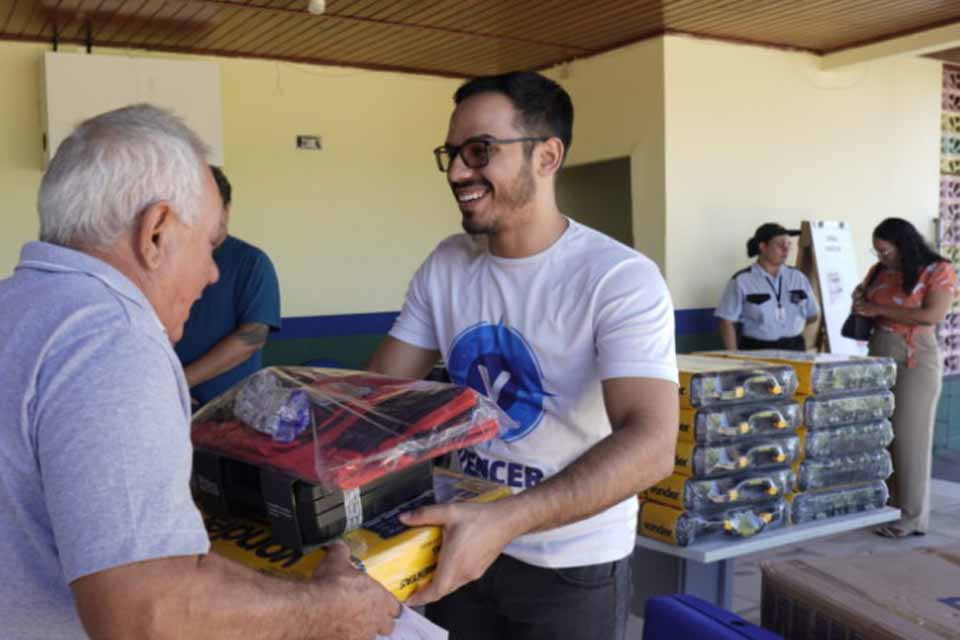 Governo entrega kits profissionais a concluintes de três cursos do programa Vencer em Ji-Paraná