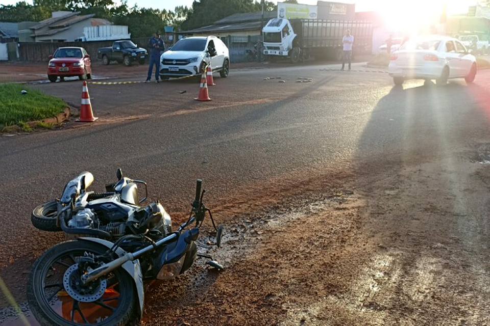Motociclista é socorrido após colisão com carro em Rolim de Moura
