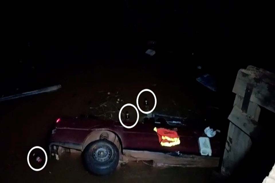 Casal morre afogado após carro cair em córrego em Ji-Paraná